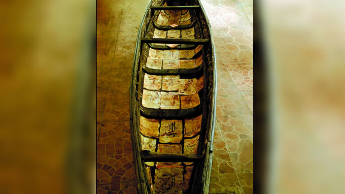 التشكيلي محمد الحسني ينجز "سفينة النهضة" ويطرزها بنصوص شعرية وطنية