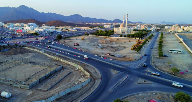 ازدواجية طريق العقبة ـ العراقي بالرستاق بحاجة إلى معابر أو أنفاق لعبور المشاة