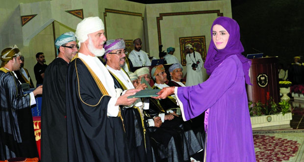 خلال حفلها الثاني.. جامعة السلطان قابوس تحتفل بتخريج 1409 من خريجي وخريجات الكليات الإنسانية