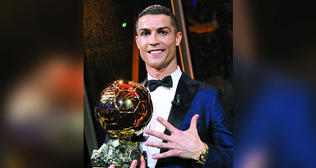  في جائزة الكرة الذهبية: رونالدو يلحق بميسي ويتوج للمرة الخامسة