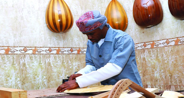 الجمعية العمانية لهواة العود تصدر كتيبا بعنوان "العود العُماني .. فيض من فن"
