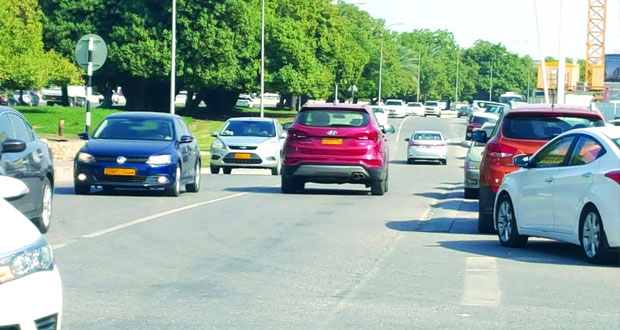 مستخدمو شارع المعارض يطالبون بإيجاد حلول سريعة للمساعدة على تحسين الحركة المرورية عليه