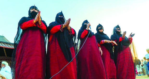 فن المغايض يتألق فـي ركن البيئة البدوية بالقرية التراثية 