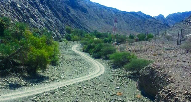 أهالي وادي القنوت بالخابورة يطالبون برصف طريق الوادي المتجه لقراهم