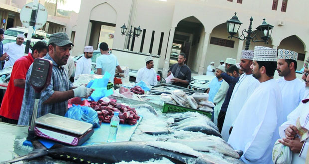 انخفاض أسعار الأسماك بسـوق نـزوى