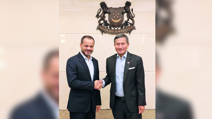 بحث تعزيز العلاقات الثنائية بين السلطنة وسنغافورة