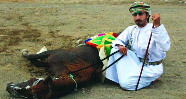 بمشاركة 94 فارسا استعراض مهارات وفنون الخيل التقليدية بميدان الفروسية باللثيلة بعبري