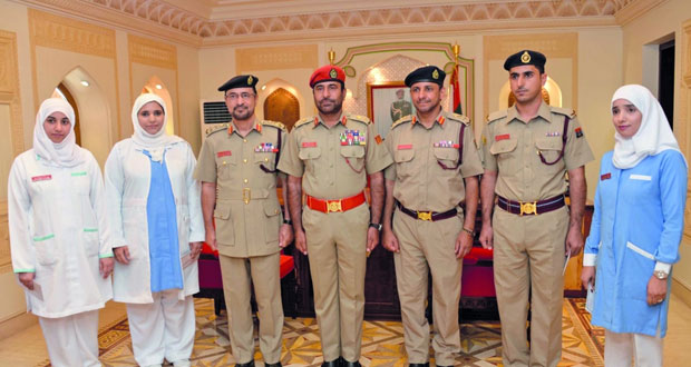 قائد الجيش السلطاني العماني يكرم فريقا طبيا لنجاحه في إجراء عملية زراعة قرنية واحدة لمريضين