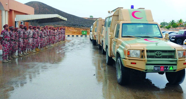 قوات الفرق بالجيش السلطاني العماني تقوم بتجهيز الأطقم الطبية وتوزيع المساعدات