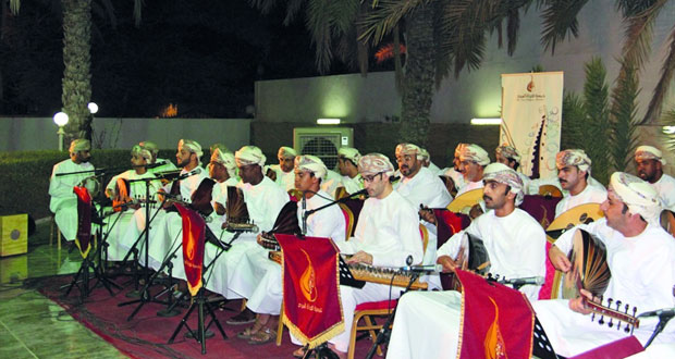الجمعية العمانية لهواة العود تختتم الدورة التدريبية الـ11 لأعضائها في العزف على آلة العود