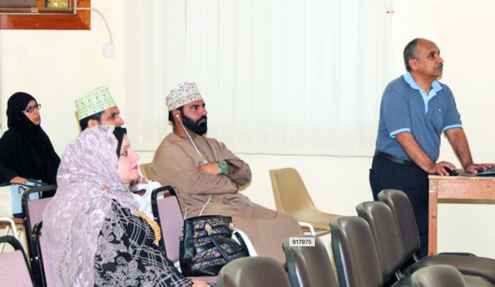 " الفنون التشكيلية" بوزارة التراث والثقافة تطلق برنامجها لشهر مايو بمرسم الشباب