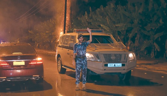 إغلاق الطريق البحري بالدهاريز والساحلي بالوسطى والشارع البحري بصوقرة لارتفاع منسوب مياه البحر