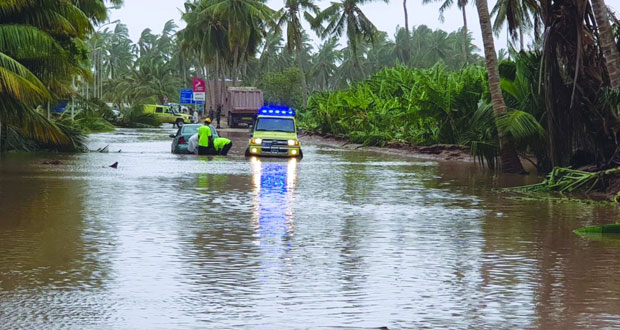 الاعصار (ميكونو) يتراجع الى منخفض جوي وتواصل لهطول الامطار على ولايات ظفار 