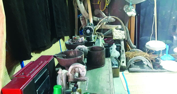 مواطن من عبري يقيم متحفا مصغرا بمنزله يضم أدوات ومشغولات يدوية وعملات وأوزان قديمة