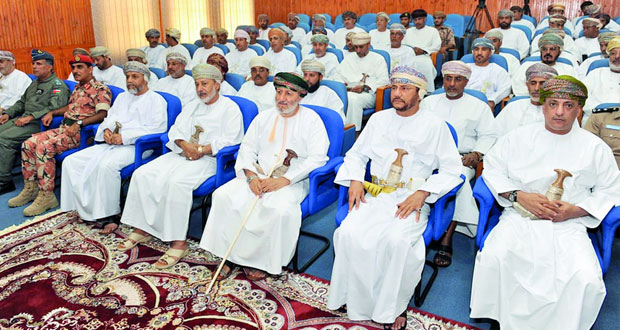  وزير الدولة ومحافظ ظفار يلتقي بمسؤولي الخدمات الحكومية بالمحافظة