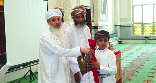 تكريم الطلبة المجيدين بمدرسة القرآن الكريم بجامع السلطان قابوس بمنح