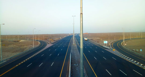 مرتادو طريق الباطنة السريع يطالبون بالإسراع بتفعيل إنارته وإنشاء حواجز لمنع الحيوانات السائبة من دخوله
