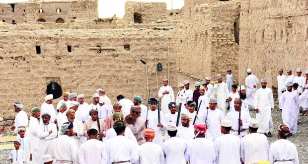 صلة الرحم والفنون الشعبية المتوارثة والعيود والشواء أبرز مظاهر العيد في إزكــي