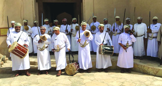 فرق الفنون الشعبية مرآة الفن العماني الأصيل وجمالياته مزروعة في نفوس الأجيال