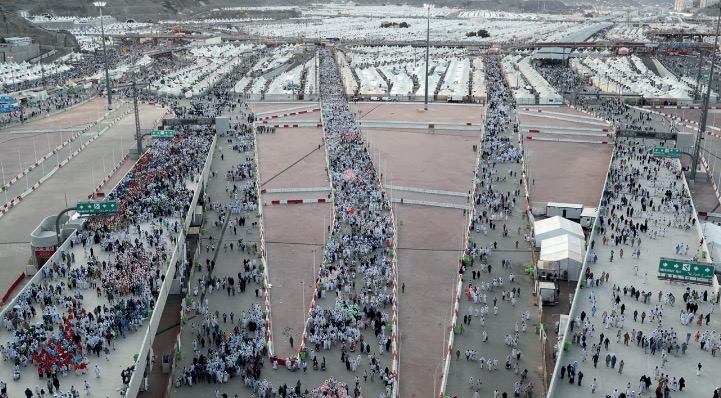 ضيوف الرحمن يرمون الجمرات في أول أيام التشريق