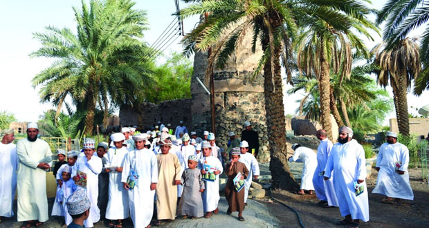 أهالي بلدة سوق قديم بإزكي يحييون (التهلولة)