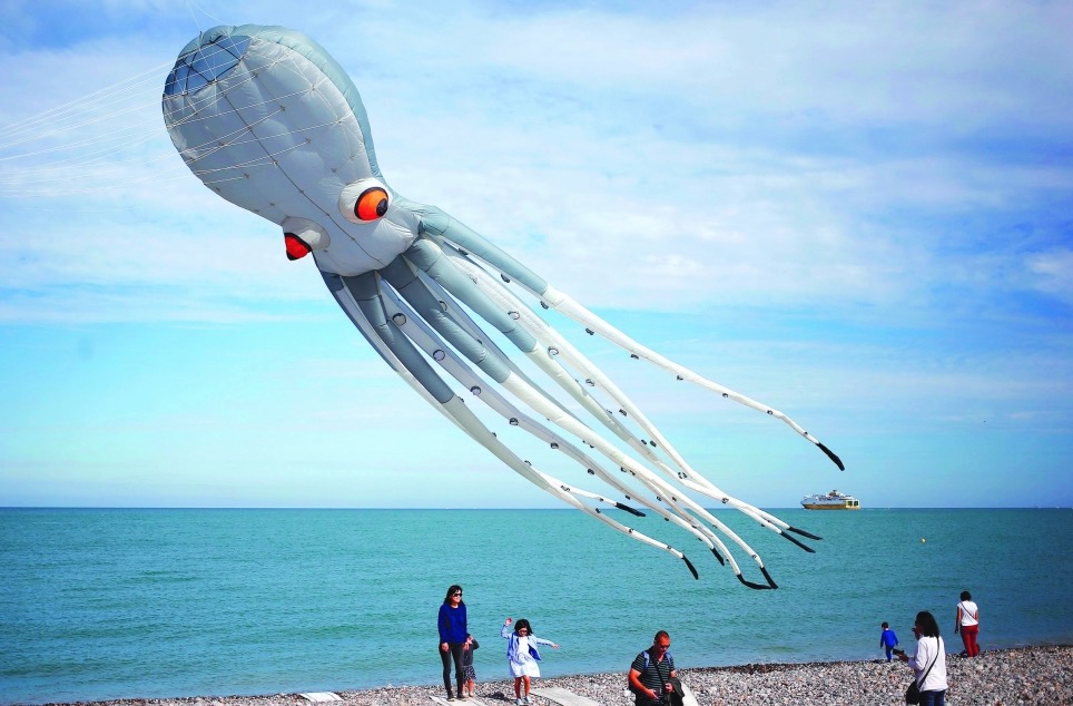 طائرة على شكل أخطبوط تطير فى سماء شاطئ بفرنسا بمناسبة النسخة ال 20 للمهرجان الدولي