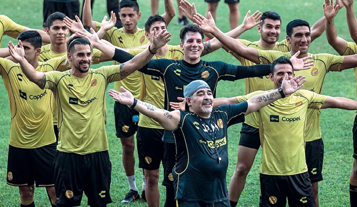 مارادونا يبحث عن ولادة جديدة في عرين الكارتل بعد أعوام طويلة من "المرض"