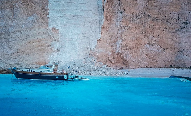منظر عام يوضح شاطئ نافاجيو بعد انهيار صخري في جزيرة زاكينثوس باليونان رويترز