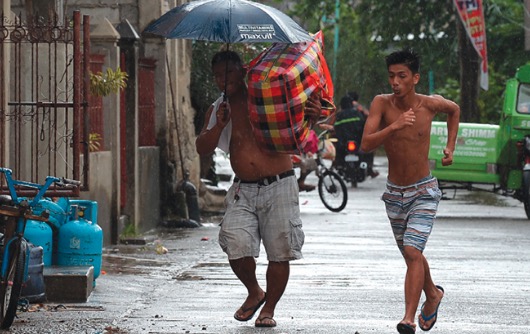 رياح قوية وأمطار تضرب شمال الفلبين مع اقتراب إعصار "مانجخوت"