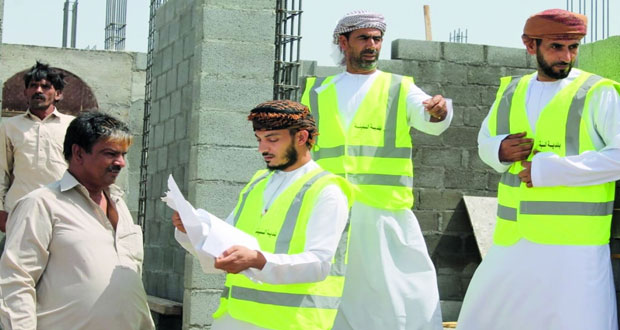  بلديات إزكي وصور والحمراء والبريمي تواصل الزيارات الميدانية للتعريف بلائحة تنظيم المباني