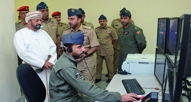 الوزير المسؤول عن شؤون الدفاع يزور قاعدة مصيرة الجوية