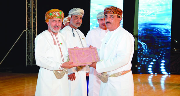 شؤون البلاط السلطاني يحتفل بتكريم عددٍ من موظفيه ومتقاعديه بصلالة