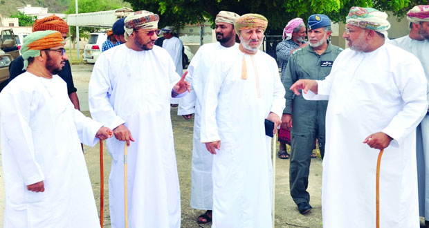 محافظ ظفار يزور عدداً من الولايات الساحلية بالمحافظة للوقوف على أضرارها