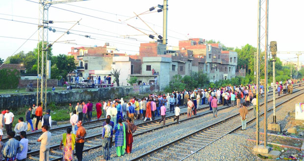 قطار يدهس حشدا من الناس بشمال الهند راح ضحيته 60 شخصا