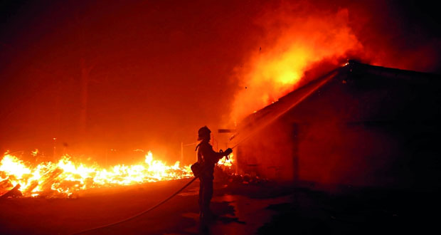 وفاة تسعة أشخاص في ولاية كاليفورنيا بسبب حرائق الغابات