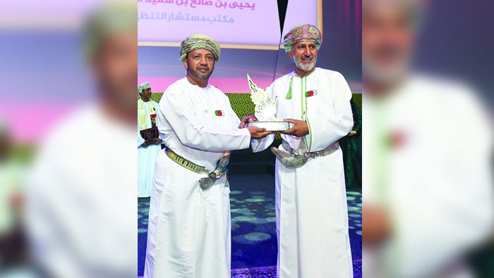 شؤون البلاط السلطاني يكرم عددا من موظفيه والمتقاعدين في احتفاله بالعيد الوطني المجيد