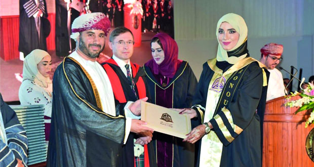  كلية مسقط تحتفل بتخريج الدفعة 20 من حملة البكالوريوس والدبلوم الوطنى العالى