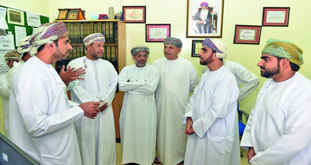 وكيل الصحة يناقش توسيع الخدمات الصحية ويكرم مجمع نزوى الصحي كأفضل عيادة لصحة الطفل