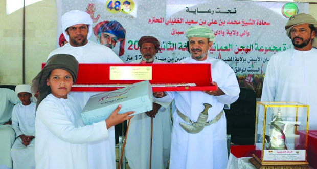 ( الشاهينية) للغفيلي تفوز بالسيف الفضي و(غازي) للحبسي ينتزع الخنجر الفضي في سباق الهجن بميدان الأبيض