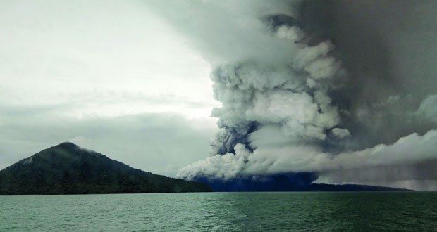 إندونيسيا ترفع مستوى التحذير من بركان تسبب في "تسونامي" وتغير مسارات جميع الرحلات الجوية