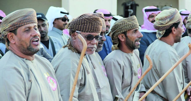 فرقة قلعة الرستاق تقدم الفنون الشعبية بمهرجان الجنادرية