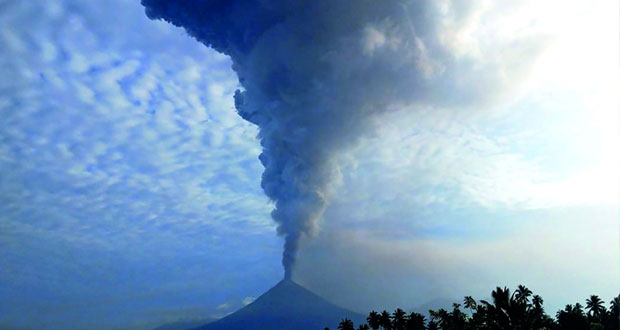  ثوران بركان جبل سوبوتان بجزيرة سولاويزي الإندونيسية