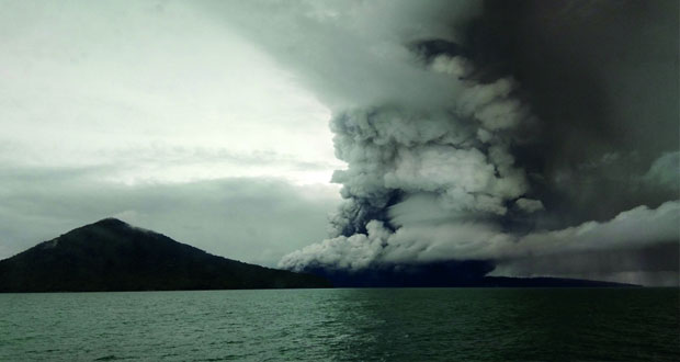  بركان إندونيسيا يفقد ثلثي ارتفاعه وثلاثة أرباع حجمه بعد ثورانه