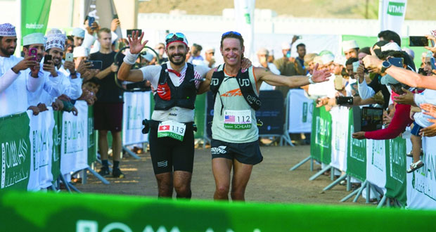 العداءان الأميركي جيسن شلارب والسويسري دييغو بازوس بطلا سباق تحدي الجري الجبلي العالمي