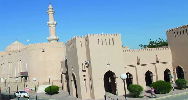 جامع القلعة بولاية نـزوى صرح ديني وعلمي وثقافي تخرج فيه العديد من العلماء والمثقفين والأدباء وطالبي العلم والمعرفة