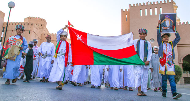 أفراح أبناء عمان باستقرار صحة جلالته تتواصل بنزوى وعبري ونخل