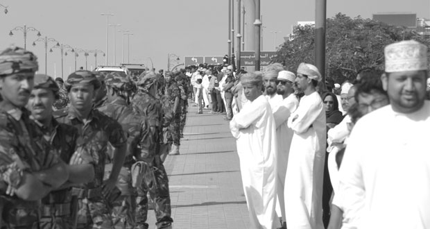 أبناء السلطنة يقفون على جانبي الطريق من دوار بيت البركة إلى جامع السلطان قابوس الأكبر ببوشر أثناء مرور الموكب الذي حمل جثمان جلالة السلطان قابوس بن سعيد