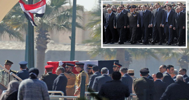 السيسي يتقدم جنازة عسكرية للرئيس المصري الأسبق