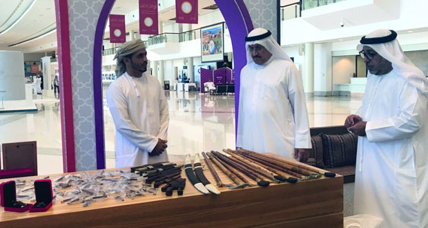 معرض مسقط الدولي للكتاب يشهد تدفقا للزوار في يومه الأول والبرنامج الثقافي حافل بالفعاليات