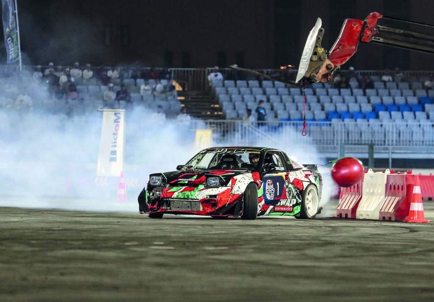 هيثم الحديدي " ملك الدرفت " يتأهل لنهائيات بطولة " ريد بُل كار بارك درِفت"